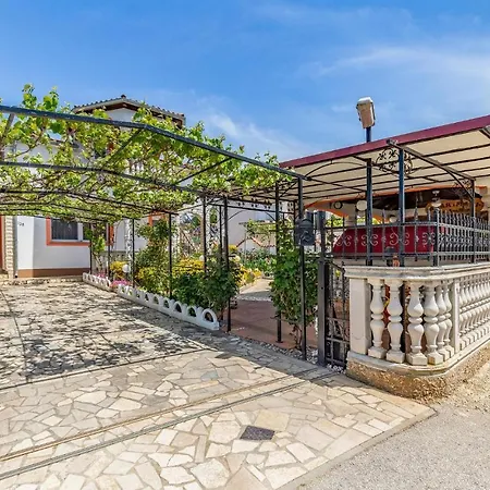 2 Bedroom Gorgeous In Apartment *