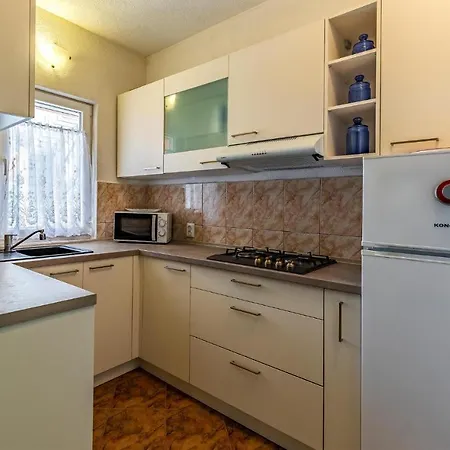 2 Bedroom Gorgeous In Apartment *