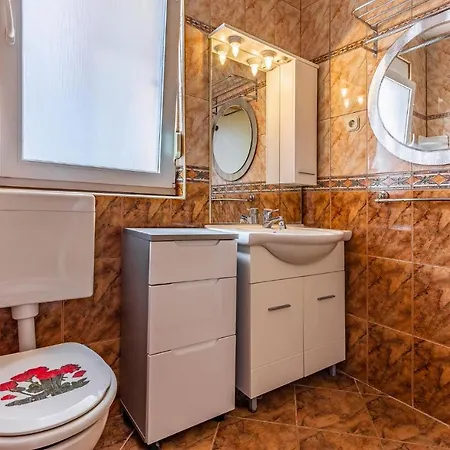 Apartment 2 Bedroom Gorgeous In *